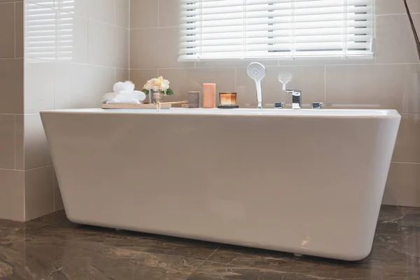 Modernes Barhroom-Interieur mit weißer Badewanne — Stockfoto