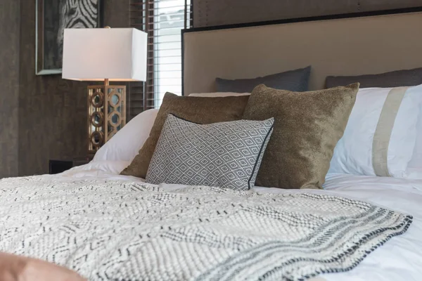 Klasik yatak odası stil, iç tasarım konsepti ahşap masa tarafında klasik lamba