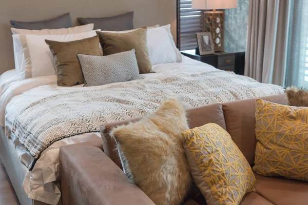 Lyxiga sovrum stil med uppsättning kuddar — Stockfoto