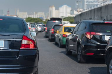 Sıra sıra arabalarla trafik sıkışıklığı