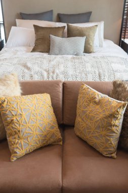 lüks yatak odası tarzı kümesiyle yastıklar