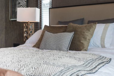 Klasik yatak odası stil, iç tasarım konsepti ahşap masa tarafında klasik lamba