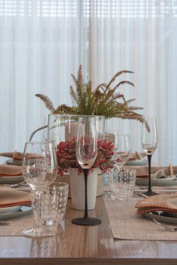 tablo üzerinde ahşap yemek odası ayarla