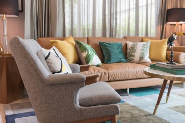 Modern oturma odası stili yastık kümesi ile