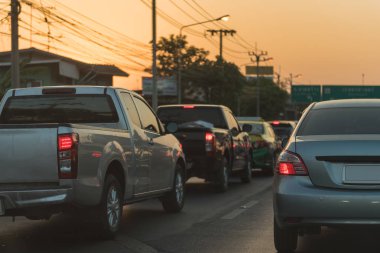 arabalar sokakta sıra ile trafik sıkışıklığı