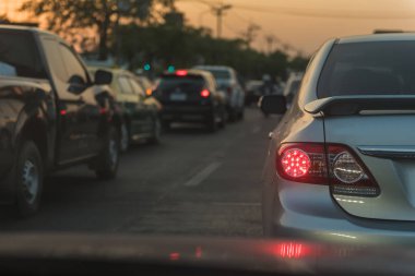 arabalar sokakta sıra ile trafik sıkışıklığı