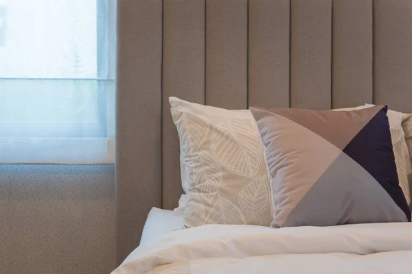Класичний стиль спальні з набором подушок — стокове фото