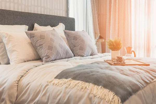 Luxus-Schlafzimmer-Stil mit Kissen — Stockfoto