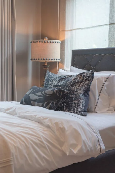 Einzelzimmer mit Kopfkissen auf dem Bett — Stockfoto