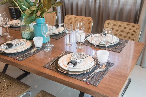 Luxusní stůl na dřevěný jídelní stůl — Stock fotografie