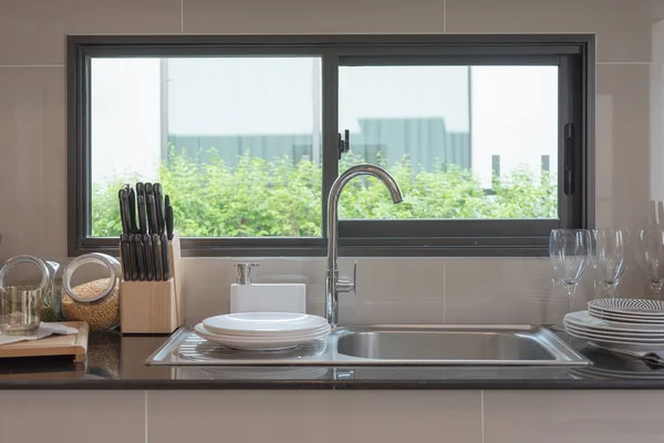 Fregadero en la cocina, mostrador moderno — Foto de Stock