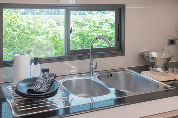 Lavabo musluk mutfak oda ile — Stok fotoğraf