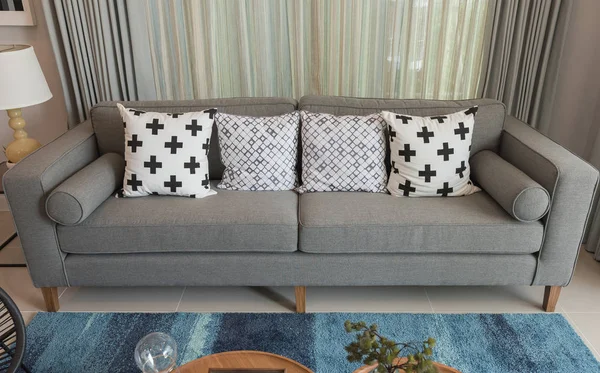 Sofá cinza moderno na sala de estar moderna — Fotografia de Stock