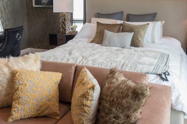 lüks yatak odası tarzı ile yastık yatak, iç dekorasyon tasarım konsepti ayarla.