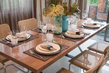 lüks masa ahşap yemek masası üzerinde klasik yemek odası iç tasarım konsepti içinde ayarla