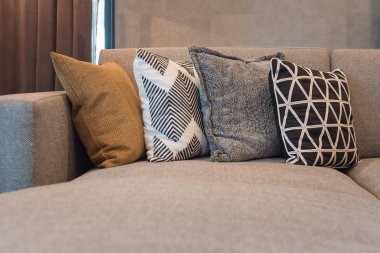 lüks salon stiliyle yastıklar klasik koltuk, iç tasarım konsepti ayarla.