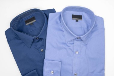 Beyaz arka planda erkekler için yeni iş gömlek yakın çekim