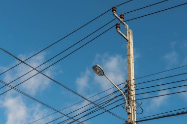 Mavi gökyüzü arka plan olarak sokak ışık, elektrik spot kutup