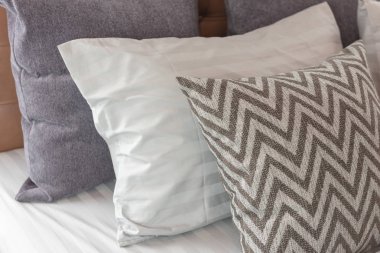 modern tarz yatak odası ile yastık yatak, iç tasarım konsepti ayarla.