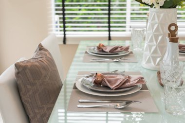 yemek masası üzerinde iç tasarım konsepti ayarla tablo ile çağdaş bir tarzda yemek odası