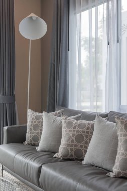 sıra yastıklar gri Divan, iç tasarım konsepti ile modern oturma odası