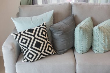 iç tasarım konsepti, modern oturma odası tarzında modern rahat gri kanepe yastık kümesi