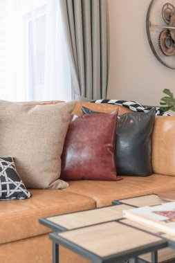 modern tarzı oturma odası modern kahverengi kanepe ve yastıklar, iç tasarım konsepti dizi