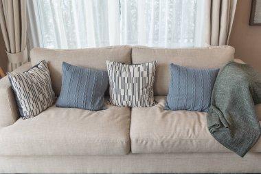 Modern oturma odası stili kahverengi modern kanepe ve yastıklar, iç tasarım konsepti dizi