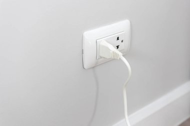 soket fiş ile elektrik fiş satırında beyaz duvar, iç tasarım