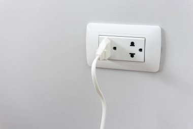 soket fiş ile elektrik fiş satırında beyaz duvar, iç tasarım