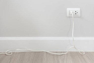 soket fiş ile elektrik fiş satırında beyaz duvar, iç tasarım