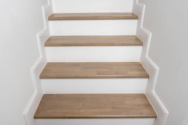 Ahşap merdiven iç dekorasyon modern evde, iç tasarım konsepti