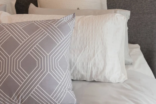 Lüks Yatak Odası Stili Yastık Yatak Tasarım Konsepti Üzerinde Dizi — Stok fotoğraf
