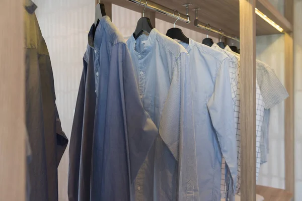Kleidungsstücke Hängen Auf Schienen Modernen Kleiderschränken Innenarchitekturkonzept — Stockfoto
