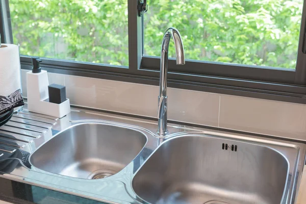 Sink Faucet Kuchnia Pokój Nowoczesne Licznik Umywalka Pokoju Kuchnia Projektowanie — Zdjęcie stockowe