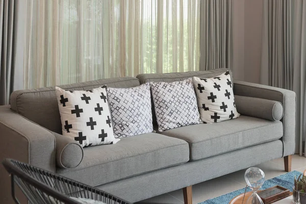 Modern Oturma Odası Tarzında Modern Gri Kanepe Yastık Tasarım Konsepti — Stok fotoğraf