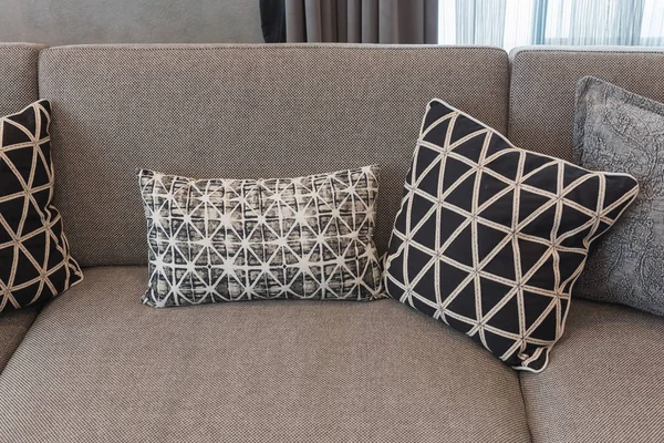 与豪华客厅风格设置的枕头在经典的沙发上 室内设计概念 — 图库照片