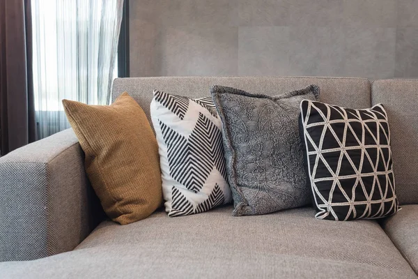 与豪华客厅风格设置的枕头在经典的沙发上 室内设计概念 — 图库照片