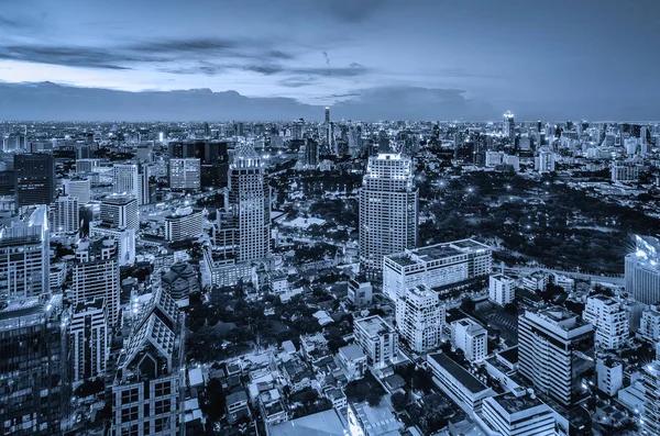 近代的な建物と通りの光 青のトーン処理バンコク夜の街並み — ストック写真