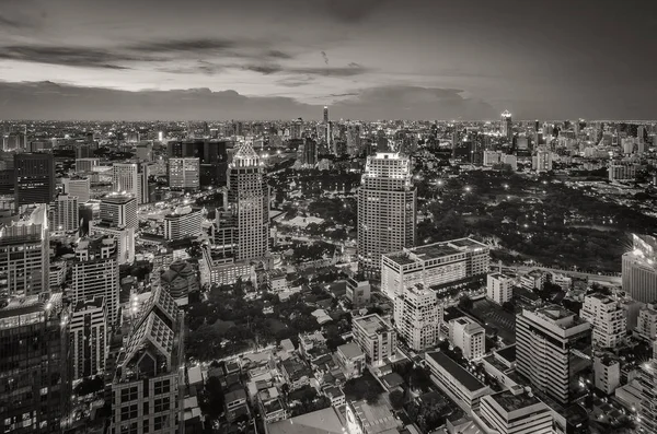 近代的な建物と通りライト 暗いトーンのプロセスとバンコク夜の街並み — ストック写真