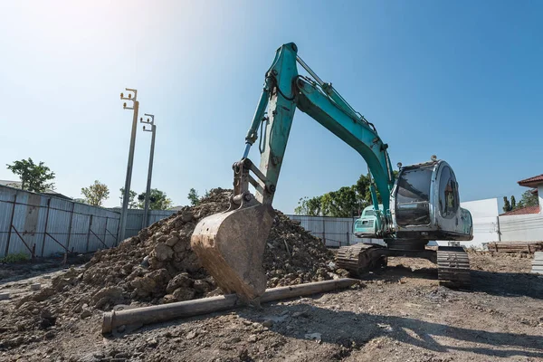 Excavadora Vieja Sucia Sitio Construcción Excavadora Montón Grava Con Pala —  Fotos de Stock