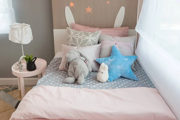 Chambre Enfant Avec Oreillers Colorés Sur Lit Avec Poupées Jouets — Photo