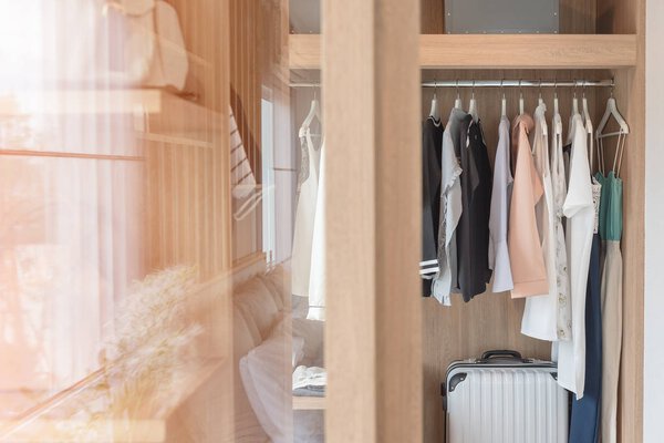 деревянный шкаф с одеждой висит на рельсах, дизайн гардероба
