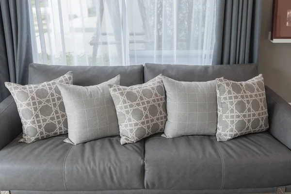 现代客厅里有排枕头的灰色沙发 室内设计理念 — 图库照片