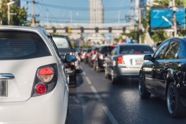arabalar sokakta sıra ile trafik sıkışıklığı