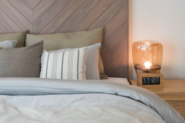 yastıklar ahşap duvar ile yatakta ayarla