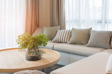 ahşap yuvarlak masa üzerinde bitkilerin büyük