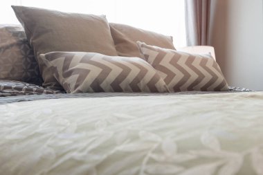 yastıklar kümesiyle rahat yatak odası