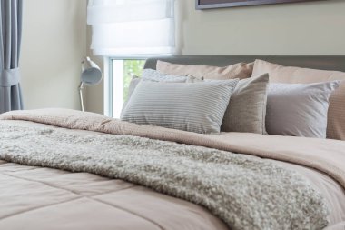 dizi yastık üzerinde kral yatak lüks yatak boyutu