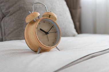 ahşap modern çalar saat yatakta